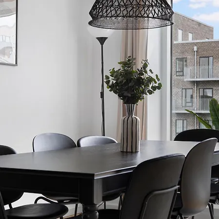 Sanders Arena - Precious Three-bedroom Close To Metro Station Apartamento *