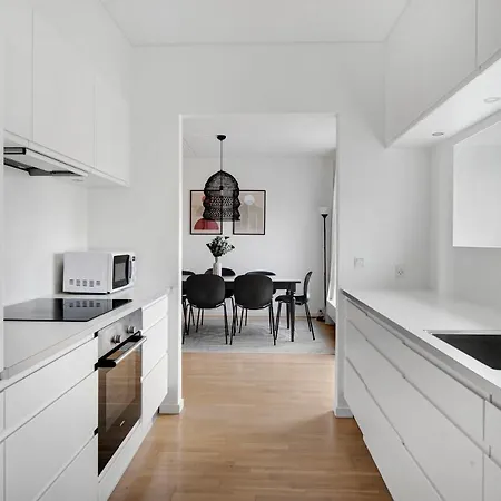 Sanders Arena - Precious Three-bedroom Close To Metro Station Appartement *