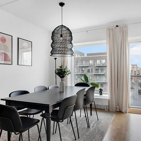 Sanders Arena - Precious Three-bedroom Close To Metro Station Appartement