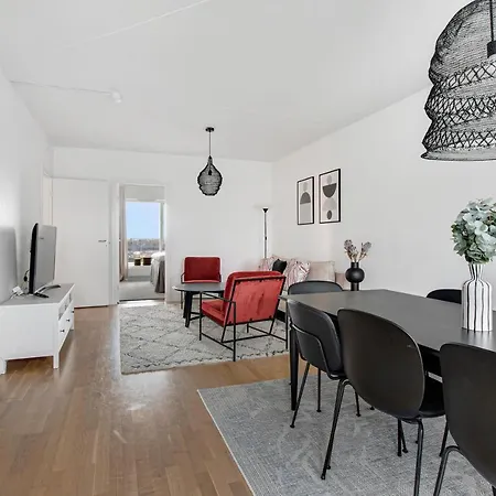 Sanders Arena - Precious Three-bedroom Close To Metro Station *