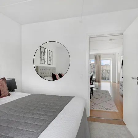 Sanders Arena - Precious Three-bedroom Close To Metro Station