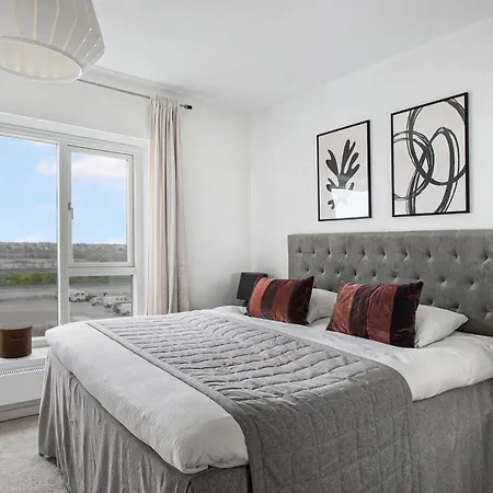 Sanders Arena - Precious Three-bedroom Close To Metro Station Appartement *